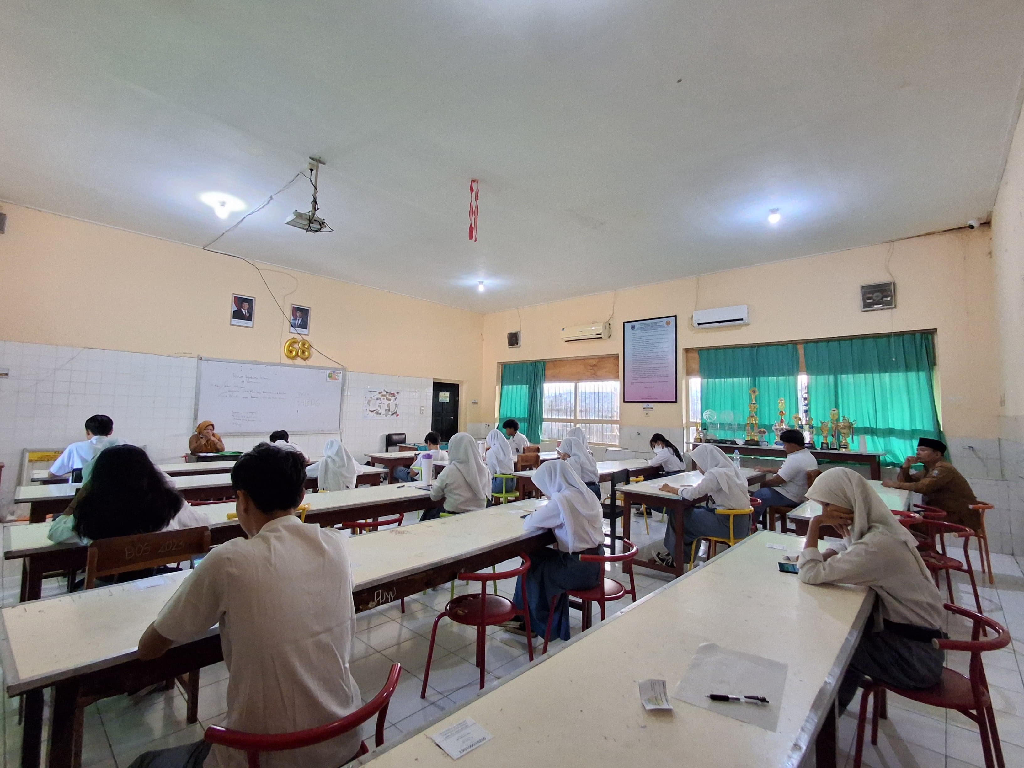 HARI PERTAMA USBTI SMAN 1 MATARAM BERJALAN LANCAR dan TERTIB